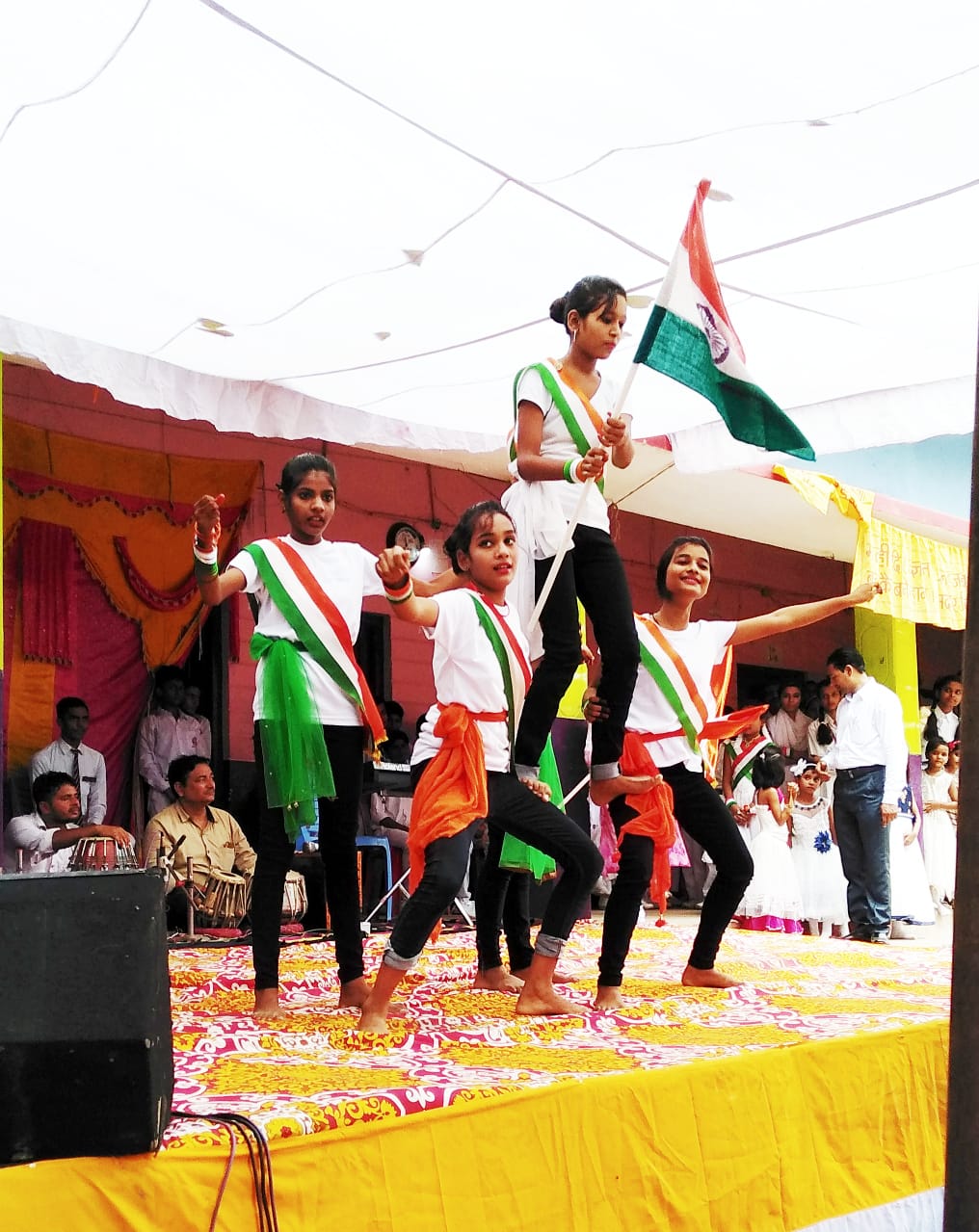 कृतज्ञ देश ने दी राष्ट्रध्वज तिरंगा को सलामी