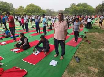 सत्यनारायण पूर्व विधायक योग करते हुए