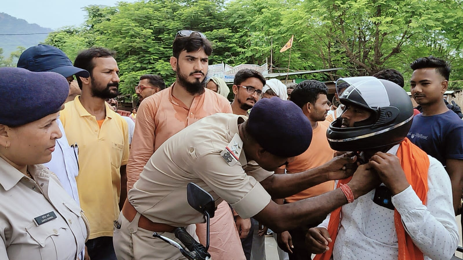 प्रशासन ने चलाई ‘रोको-टोको’ अभियान, समाजसेवियों ने बाटे हेलमेट