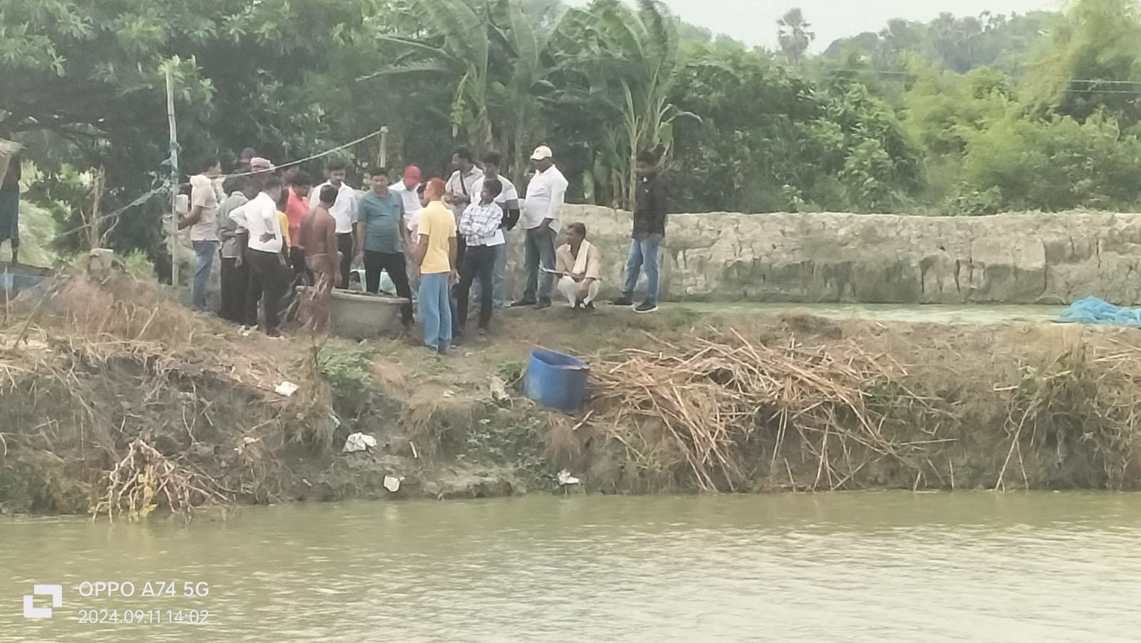 वैज्ञानिक ने बताया किसानों को मछली पालन की आधुनिक तकनीकियों के बारे में