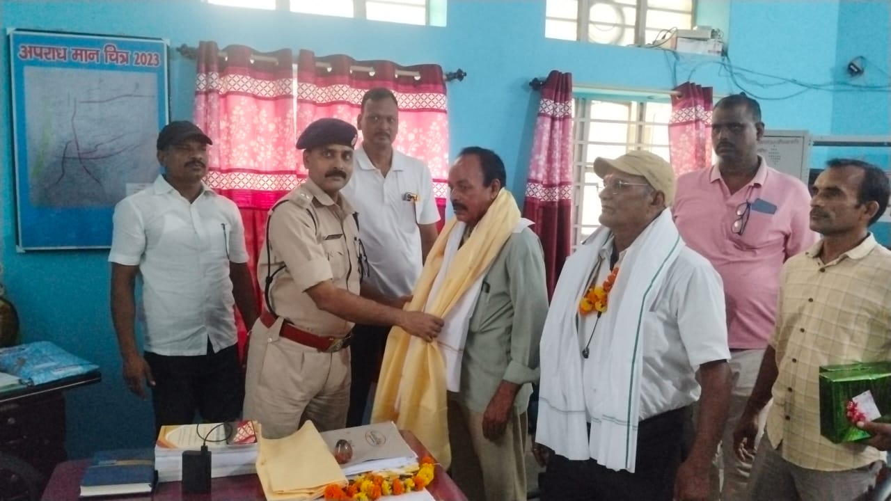 सम्मानित किए गए पुलिस कर्मी