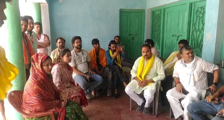 शहीद मनीष रंजन के घर पहुँचीं पवन सिंह की पत्नी ज्योति सिंह, सरकार से की कड़ी कार्रवाई की मांग