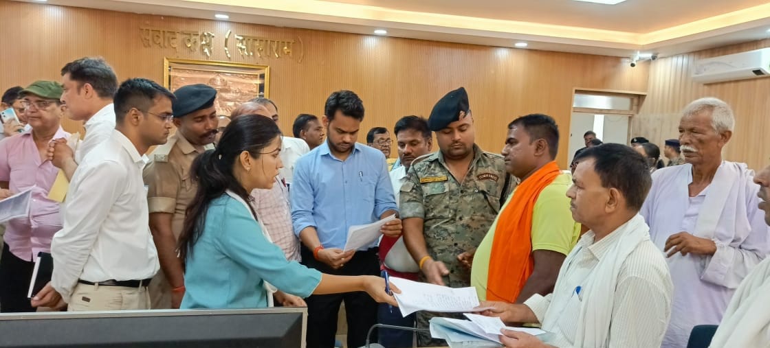 डीएम उदिता सिंह ने सप्ताहिक जनता दरबार का डीआरडीए सभागार में किया आयोजन