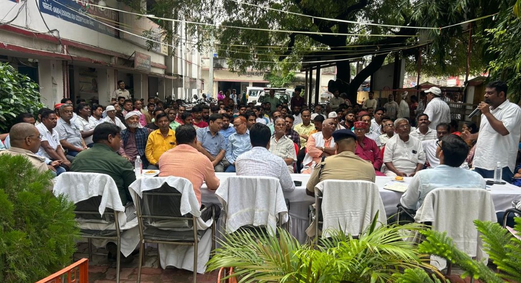 नगर थाना परिसर में दुर्गा पूजा को लेकर सुरक्षा व्यवस्था पर शांति समिति की बैठक