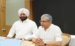 केंद्रीय रेल मंत्री, सूचना एवं प्रसारण मंत्री तथा इलेक्ट्रॉनिकी एवं सूचना प्रौद्योगिकी मंत्री अश्विनी वैष्णव के साथ रेल एवं खाद्य प्रसंस्करण उद्योग राज्य मंत्री रवनीत सिंह बिट्टू