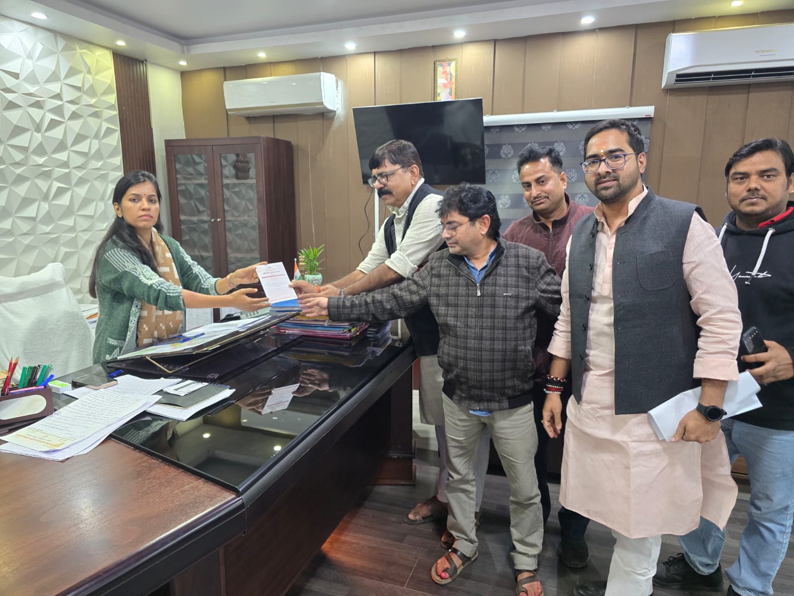 रोहतास जिलाधिकारी को निमंत्रण पत्र देते अकस के अधिकारी