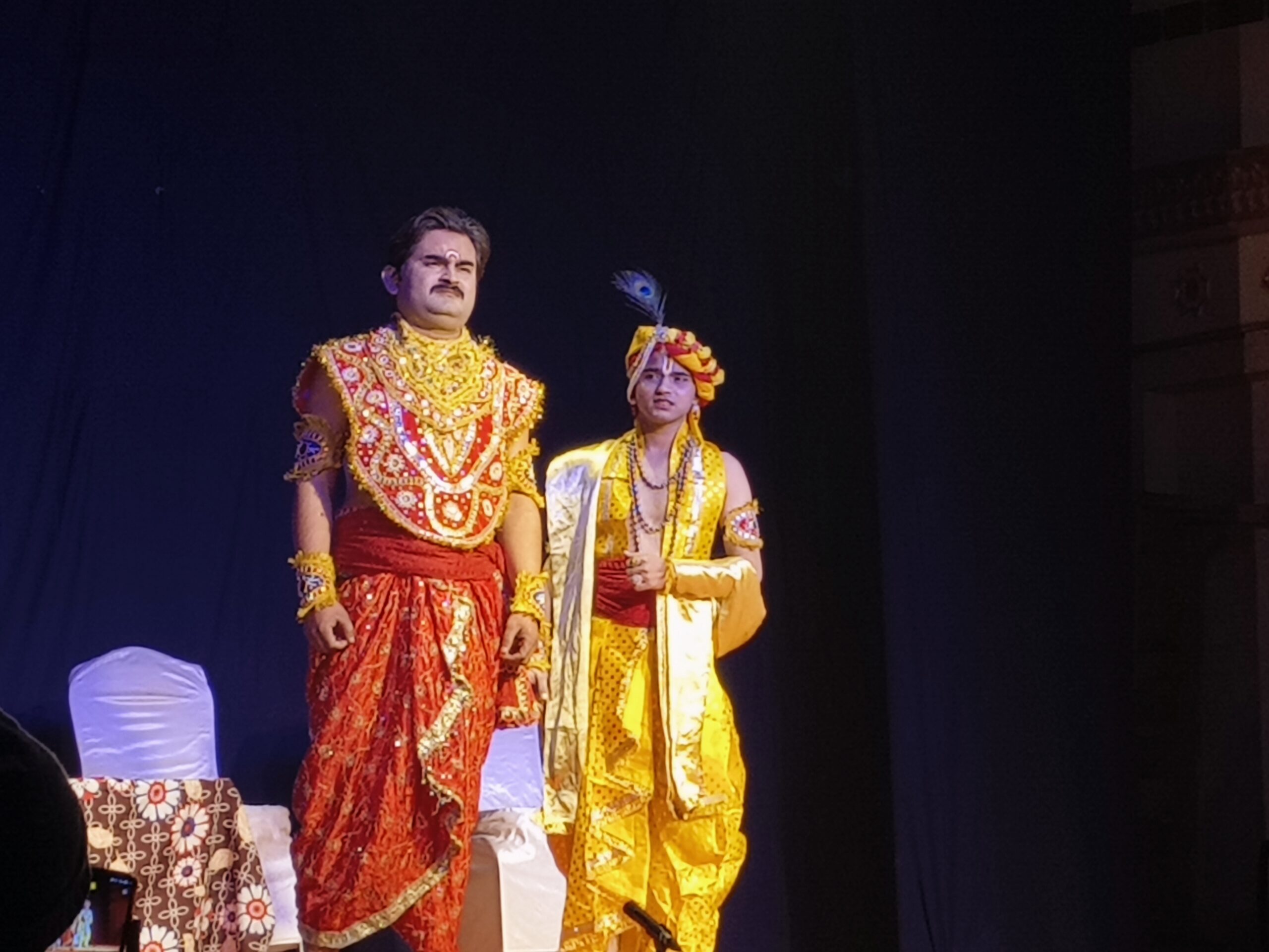 नाट्य प्रतियोगिता के दूसरे दिन सामाजिक यथार्थ, कर्म और अहिंसा के रंग में रंगा मंच