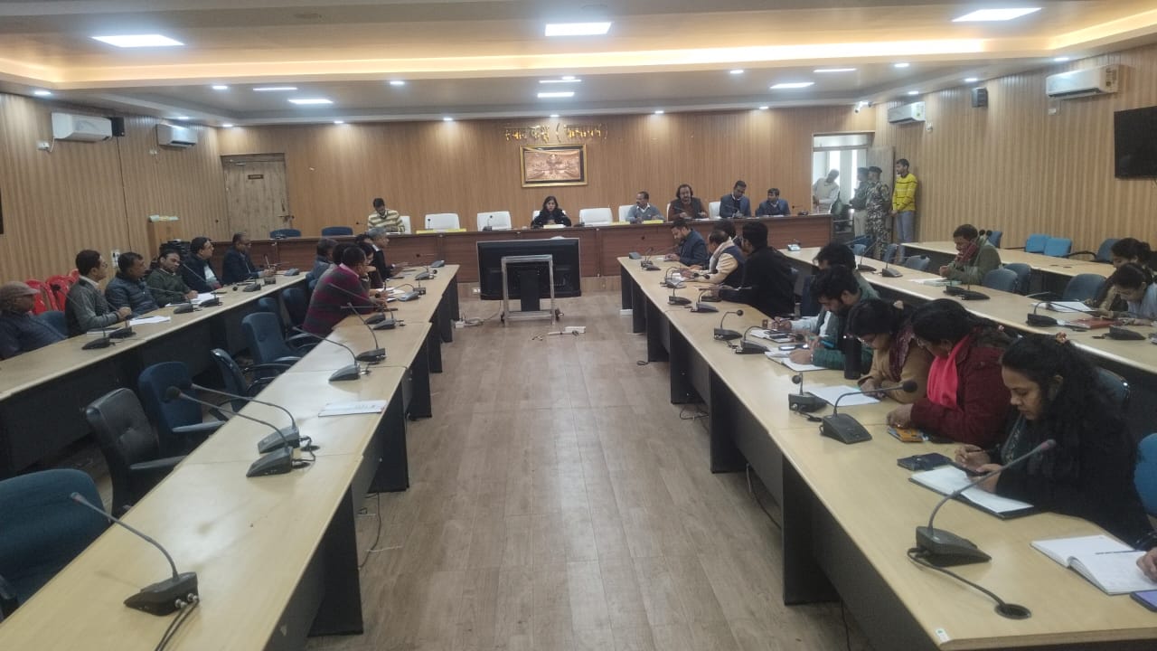 राजस्व मामलों में लापरवाही बर्दाश्त नहीं: डीएम उदिता सिंह, अंचलाधिकारियों को सख्त निर्देश