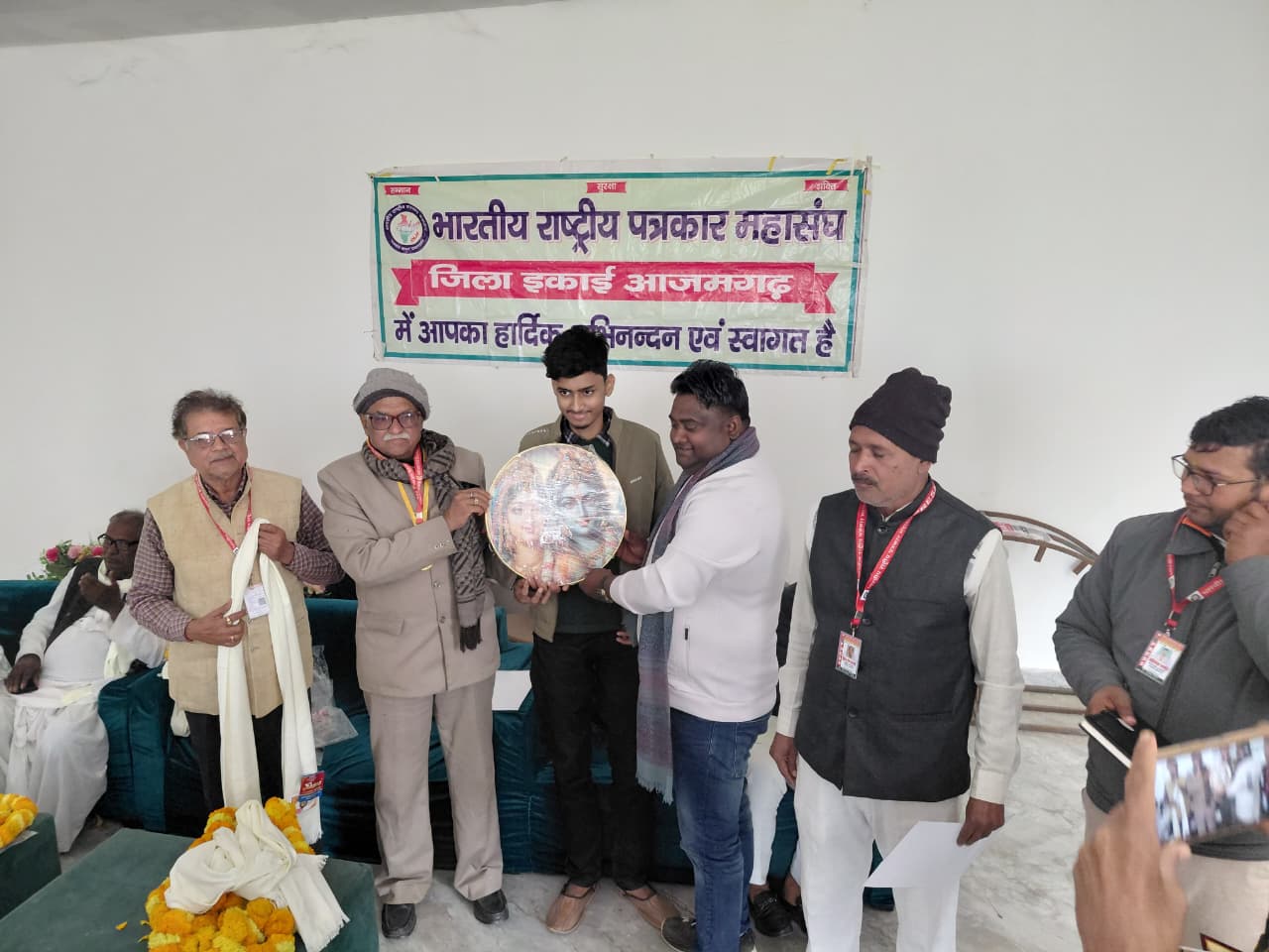 प्रतिभाओं के सम्मान से गौरवान्वित हुआ बूढ़नपुर, पत्रकारिता की चुनौतियों पर हुई सार्थक चर्चा