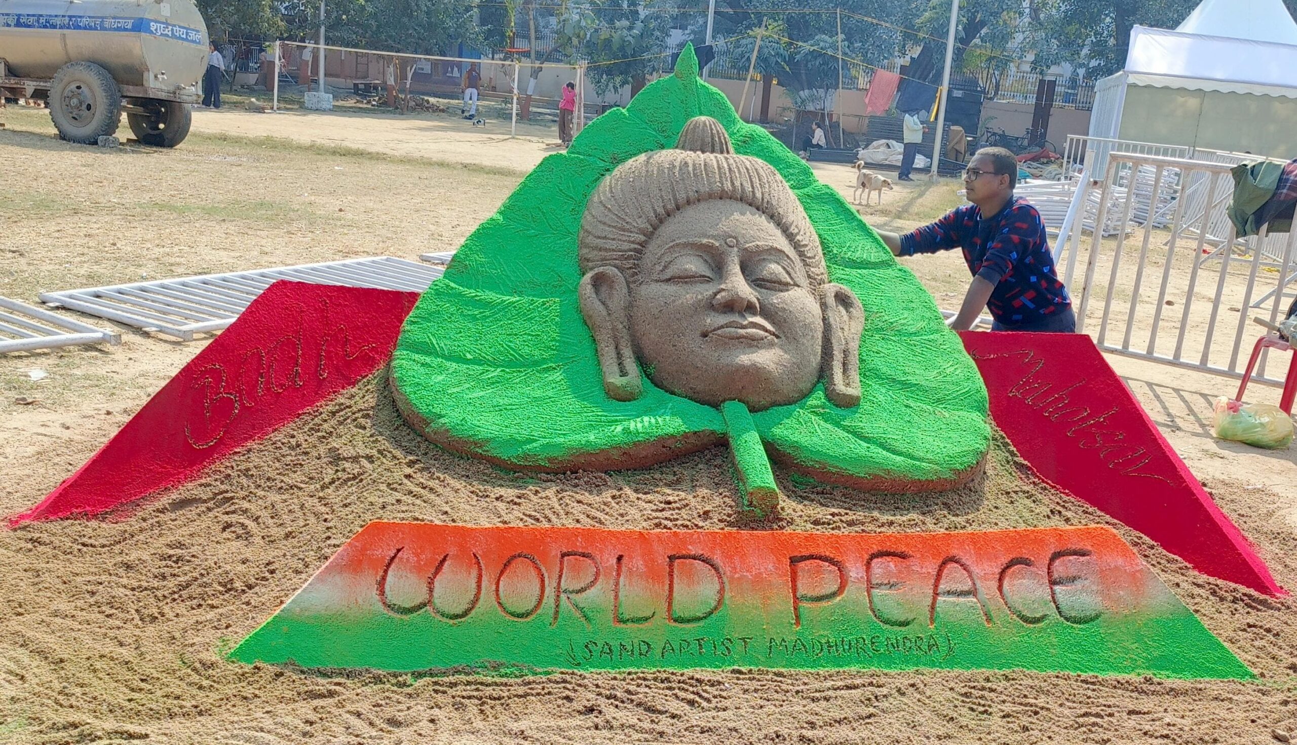 सैंड आर्टिस्ट मधुरेंद्र ने 50 बुद्ध की रेत मूर्तियाँ बनाकर यूएन रिकॉर्ड में दर्ज कराया नाम