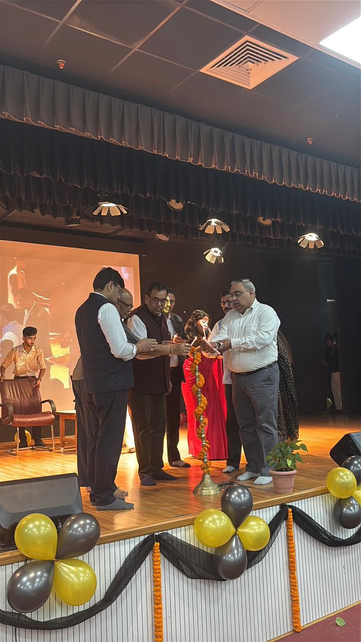 नवप्रवेशित छात्रों को मिला संस्थान का बैज, उत्साह के साथ हुआ स्वागत समारोह