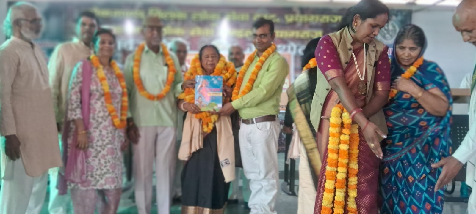 प्रयागराज में साहित्य का सम्मान: तीन वरिष्ठ रचनाकारों का सारस्वत अभिनंदन, पुस्तक लोकार्पण भी हुआ