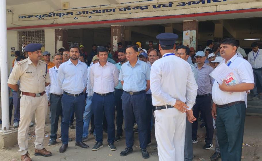 सासाराम जंक्शन पर यात्री सुविधाओं का निरीक्षण, स्वच्छता और व्यवस्थाओं को बेहतर बनाने के निर्देश