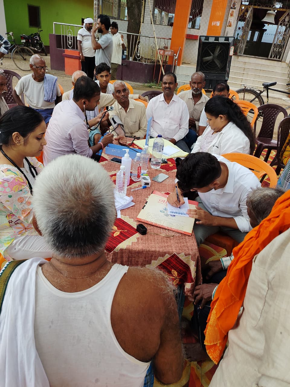 गांव पहुंची विशेषज्ञ स्वास्थ्य सेवा, चांदी में नारायण मेडिकल कॉलेज ने लगाया नि:शुल्क शिविर