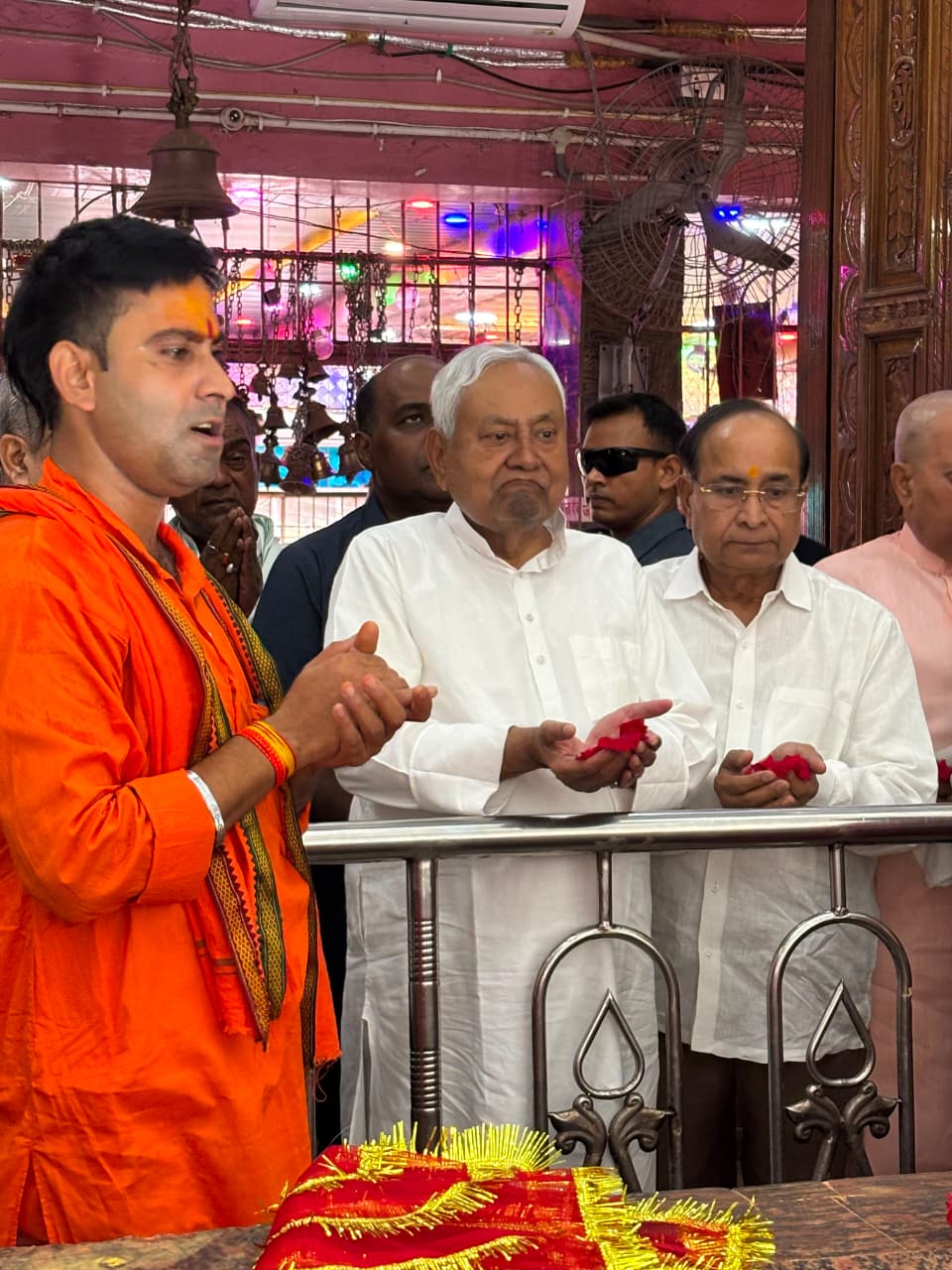 बखोरापुर सिद्धपीठ में नीतीश कुमार ने टेका माथा, बिहार की खुशहाली के लिए मांगा आशीर्वाद