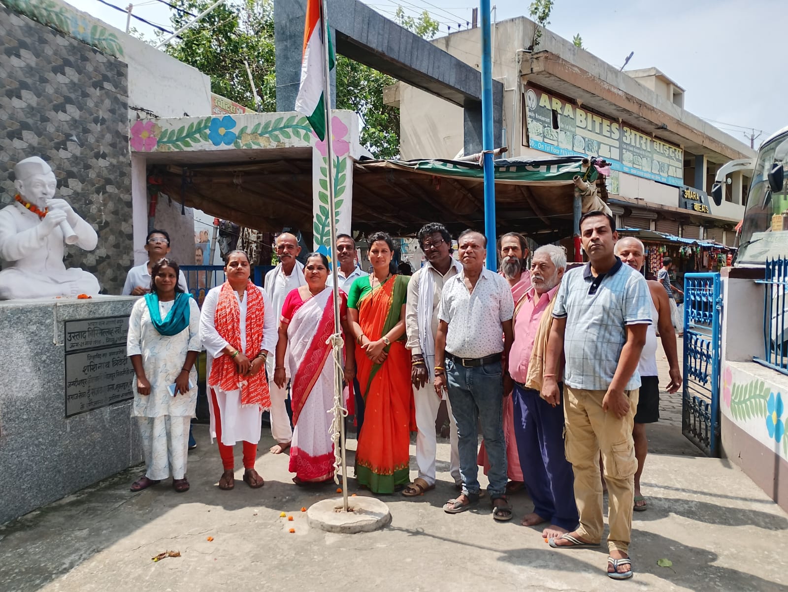 भिखारी ठाकुर सांस्कृतिक मंच पर तिरंगा फहराया, ‘लोहा सिंह’ नाटक की तैयारियों पर मंथन