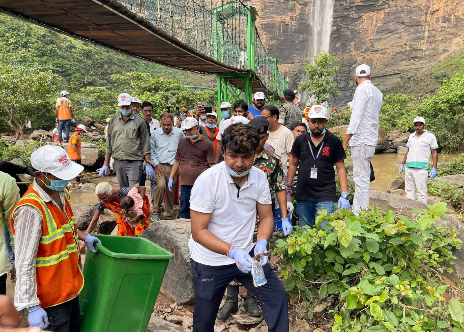 तुतला भवानी धाम में डीएम व डीएफओ ने चलाया स्वच्छता अभियान