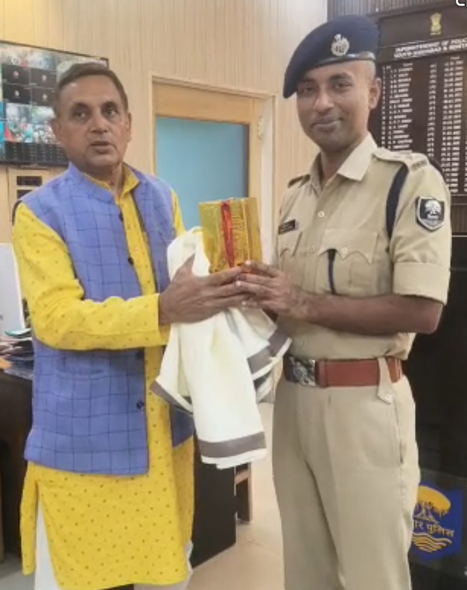 स्थानांतरण के बाद एसपी रौशन कुमार से मिले पूर्व विधायक, उज्ज्वल भविष्य की दी शुभकामनाएं