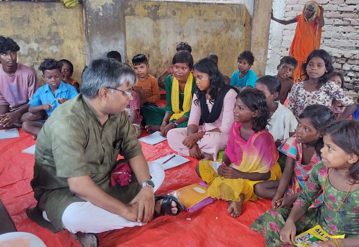 गरीब और अशिक्षितों को मुख्यधारा से जोड़ना हर व्यक्ति का दायित्व : अरविंद दूबे