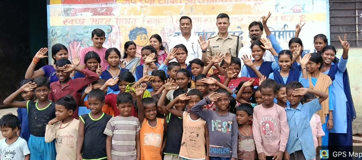 महादलित बच्चों से एसपी ने किया संवाद, पढ़ाई के लिए किया प्रेरित