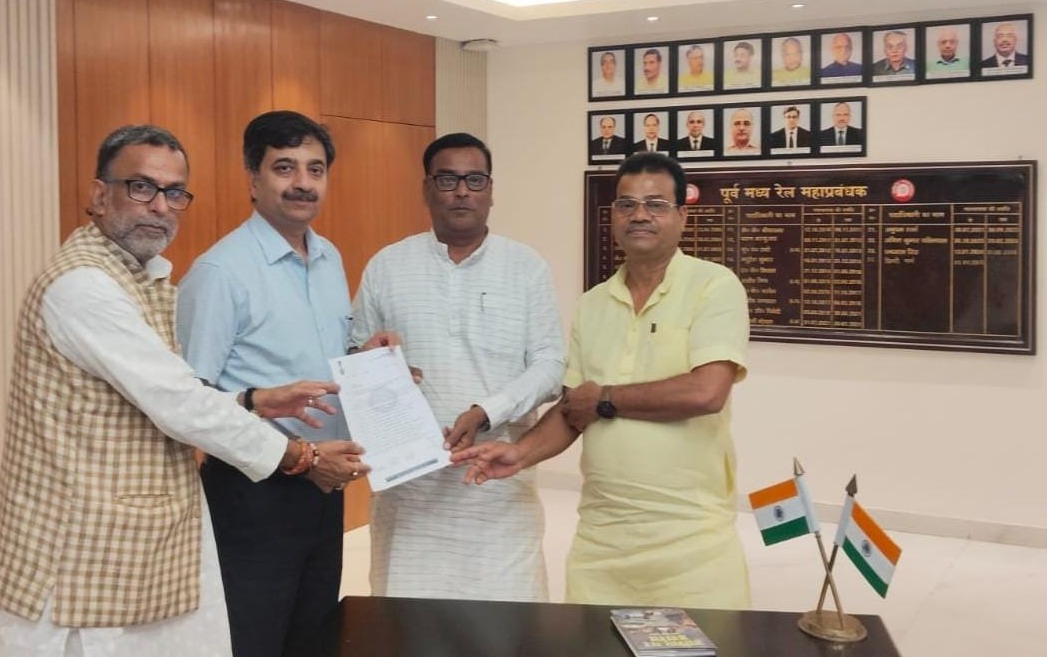 आरा स्टेशन की यात्री सुविधाओं और ट्रेनों के ठहराव की 12 सूत्री मांग