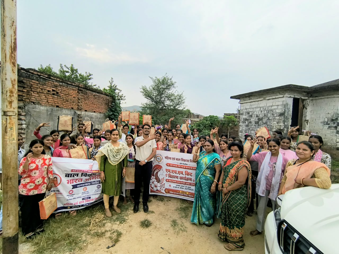 सासाराम के धनकाढ़ा में किशोरियों के बीच 50 एमएचएम किट वितरित