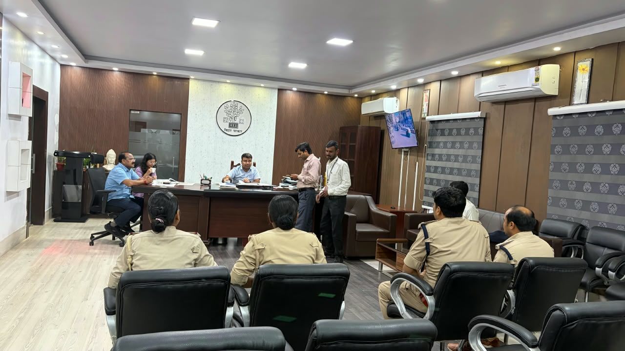 राजस्व वसूली में तेजी लाएं, यातायात व्यवस्था बनाएं सुरक्षित : डीएम